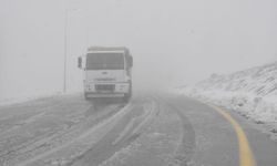 Ardahan'da kar yağışı ulaşımı olumsuz etkiliyor