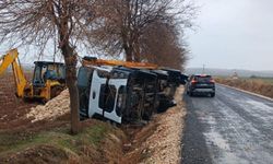 Şanlıurfa’da taş yüklü kamyon devrildi