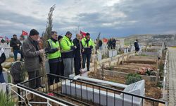 Umut Kervanı, Adıyaman'daki depremde hayatını kaybedenlerin kabirlerini ziyaret etti