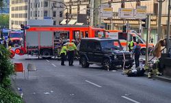 Almanya'da bir araç kalabalığın arasına daldı: 3 yaralı