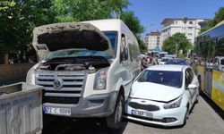 Batman'da kaza zinciri: Otomobil servis minibüsüne çarptı, otobüs refüje çıktı