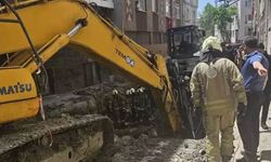İstanbul'da kanalizasyon çalışmasında yol çöktü: Bir işçi göçük altında kaldı