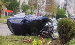 Refüje çarpan otomobil hurdaya döndü: 2 yaralı