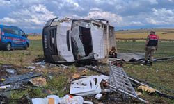 Şanlıurfa'da kamyonet devrildi: 3 yaralı