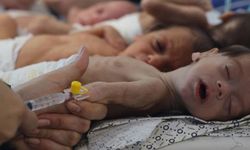 Siyonist işgalciler Gazze'de bir bebeği daha açlıktan öldürdü