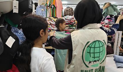 Umut Kervanı Tarsus'ta bayram öncesi ihtiyaç sahiplerine bayramlık desteği