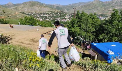 Umut Kervanı’ndan Bitlis'te bayram öncesi onlarca aileye gıda yardımı