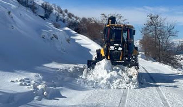 Adıyaman'da kardan kapanan yolları açma çalışması devam ediyor