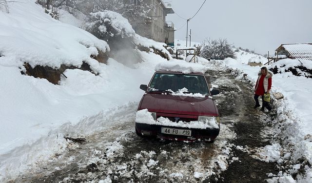 Battalgazi Belediyesi karla kapanan yolu açtı, hamile kadın hastaneye ulaştı