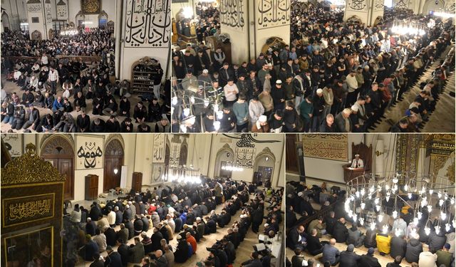 Bursa'da binlerce kişi teravih namazını tarihi Ulu Camii'nde kıldı