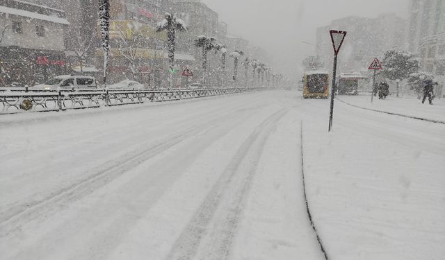 Bursa'da kar yağışı nedeniyle okullar yarın tatil edildi