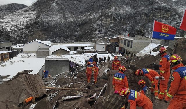 Çin'de heyelan: 30 kişi toprak altında kaldı