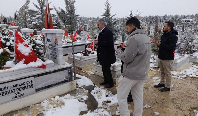 Depremin yıl dönümünde HÜDA PAR Malatya İl Başkanından mezarlık ziyareti