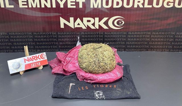 Durdurulan araçta 2 kilogram skunk ele geçirildi