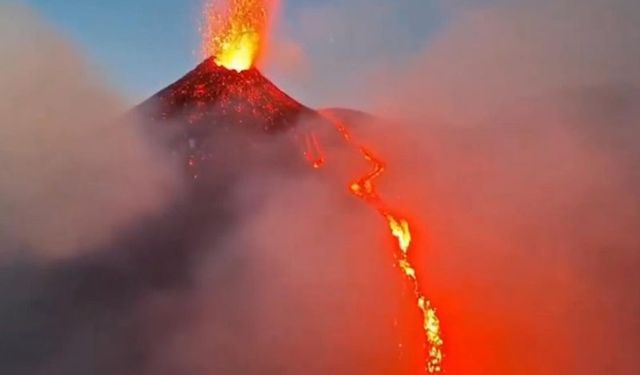 Etna Yanardağı'nda yeniden lav akışı