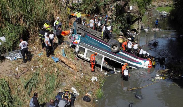 Guatemala’da otobüs köprüden düştü: 51 ölü