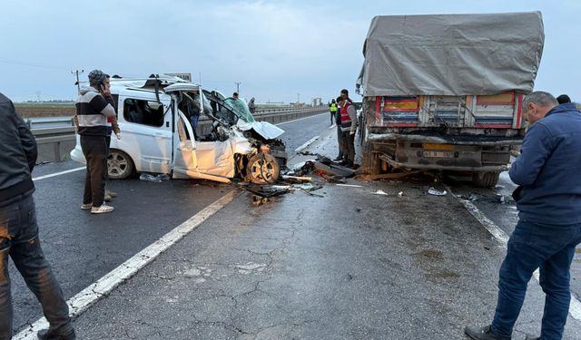 Hafif ticari araç tıra arkadan çarptı: 1’i ağır 4 yaralı