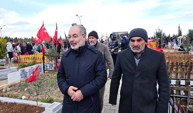 HÜDA PAR Adıyaman İl Başkanlığı, depremde ölenlerin kabirlerini ziyaret etti