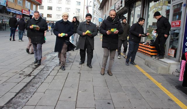 HÜDA PAR İl Ağrı İl Teşkilatı, 'anadil' için cadde cadde dolaşıp bilgilendirmede bulundu