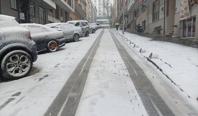 İstanbul'da kar yağışı başladı, işte eğitime ara verilen ilçeler!