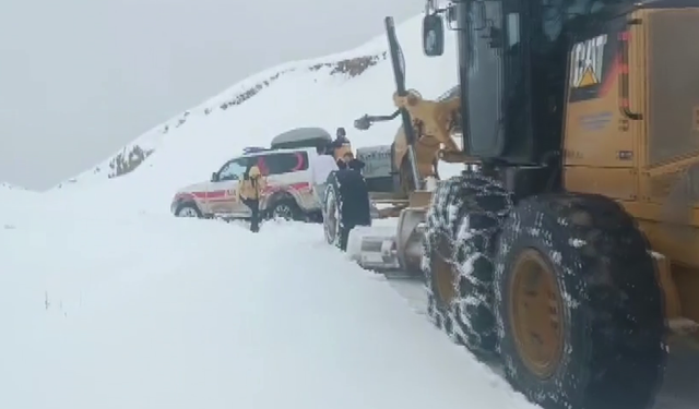 Kar yağışı nedeniyle kapalı yol açıldı, hasta hastaneye ulaştırıldı