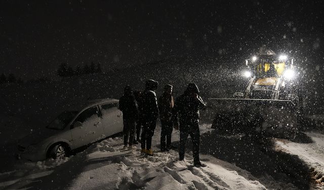 Karda mahsur kalan araç kurtarıldı