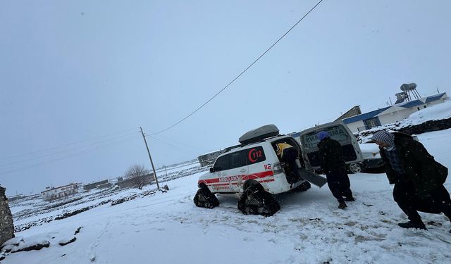 Karla kapanan yolda hastaya paletli ambulans ulaştı