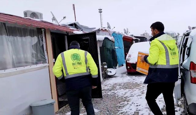 Malatya Umut Kervanı depremin yıl dönümünde ihtiyaç sahibi aileleri sevindirdi