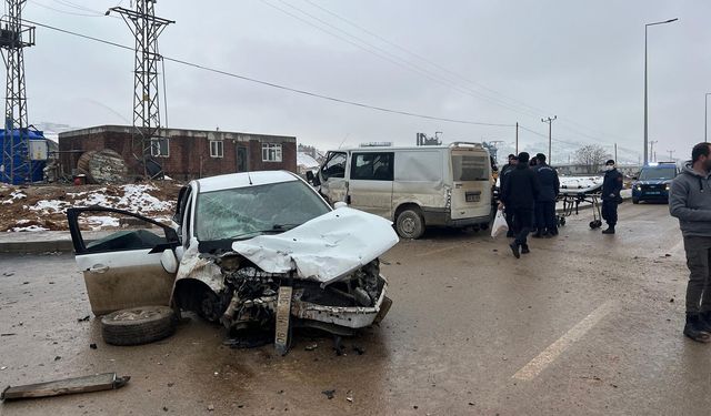 Malatya'da otomobil ile transit çarpıştı: 5 yaralı