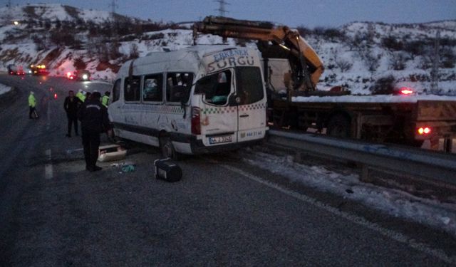 Malatya'da yolcu minibüsü devrildi: 15 yaralı