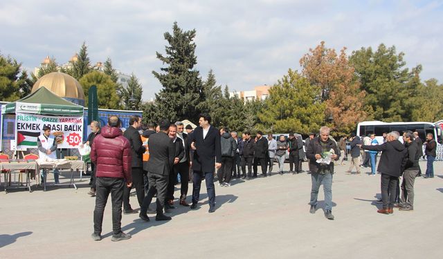 Mardin’de Gazze yararına balık ekmek satışı yapıldı