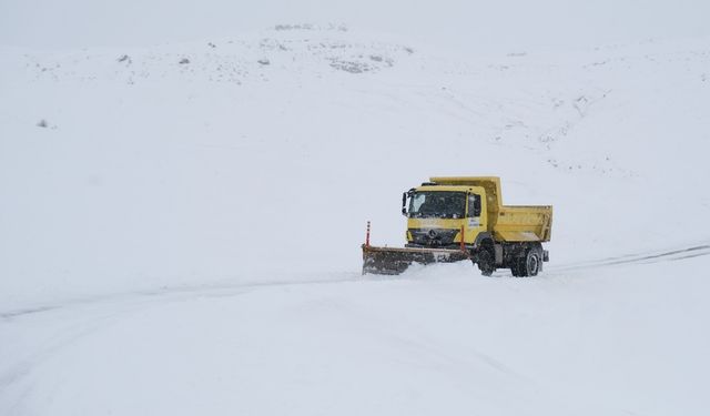 Olumsuz hava koşulları nedeniyle Doğu'daki 3 ilde 255 köy yolu ulaşıma kapandı