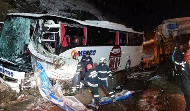 Samsun'da otobüs park halindeki kamyona çarptı: 1 ölü, 16 yaralı