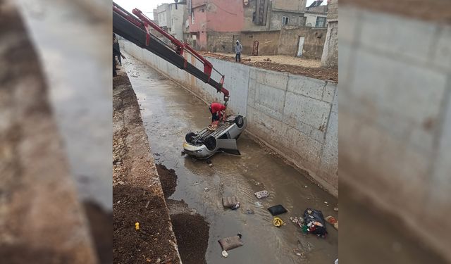 Şanlıurfa'da araç dereye düştü