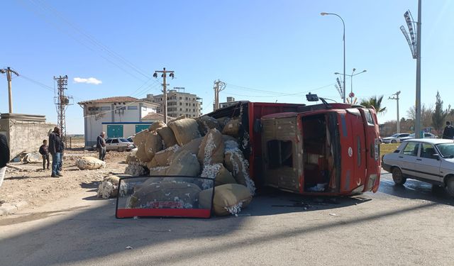 Şanlıurfa’da pamuk yüklü kamyon devrildi