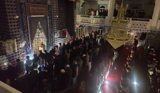 Şanlıurfa'da Ramazanın ilk teravih namazında elektrik kesintisi