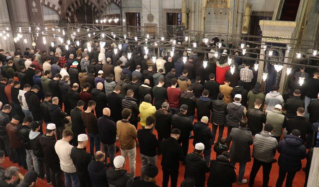 Tarihte ilk defa Sultanahmet Camii'nde hatimle teravih namazı kılındı