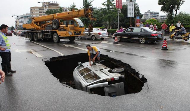 Tayvan'da çöken yol, bir aracı yuttu