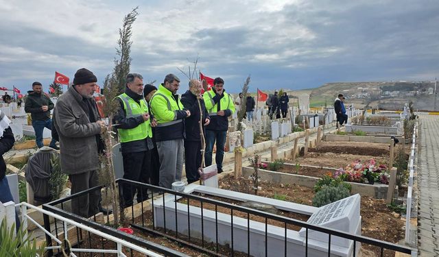 Umut Kervanı, Adıyaman'daki depremde hayatını kaybedenlerin kabirlerini ziyaret etti