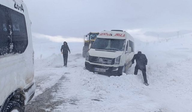 Van’da kar ve tipi nedeniyle araçlar mahsur kaldı