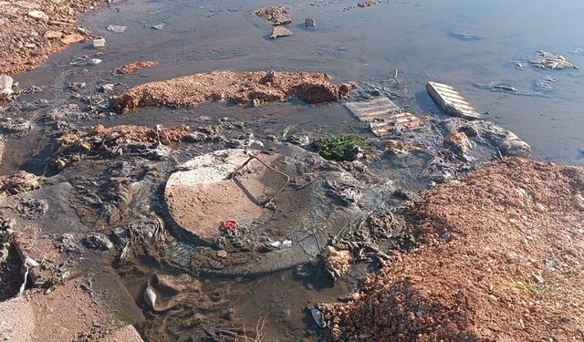 Vatandaşlar etrafa kötü koku yayılmasına neden olan rögarın kapatılmasını istiyor