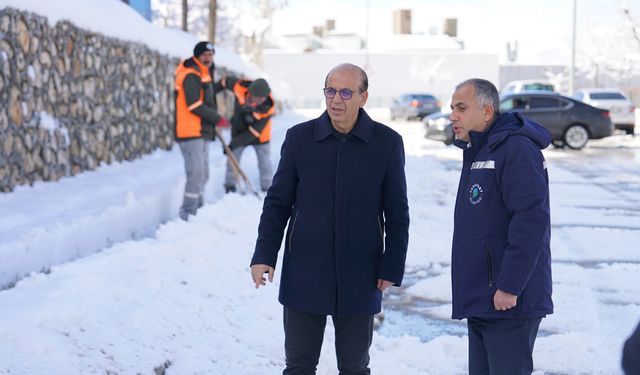 Yeşilyurt Belediye Başkanı Geçit, karla mücadele ekiplerini ziyaret etti