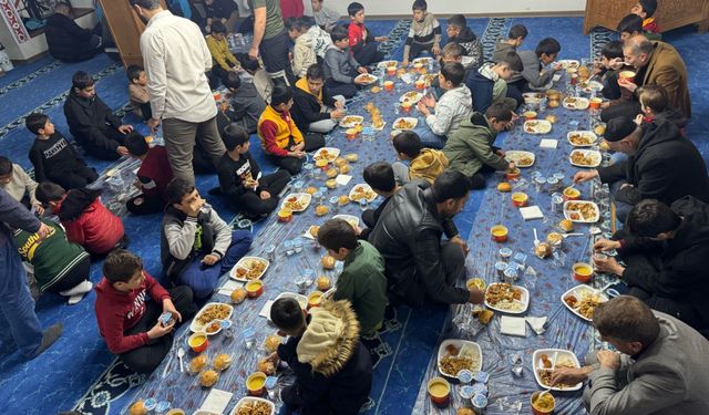 Bitlis’te camiye giden çocuk ve gençlere iftar programı