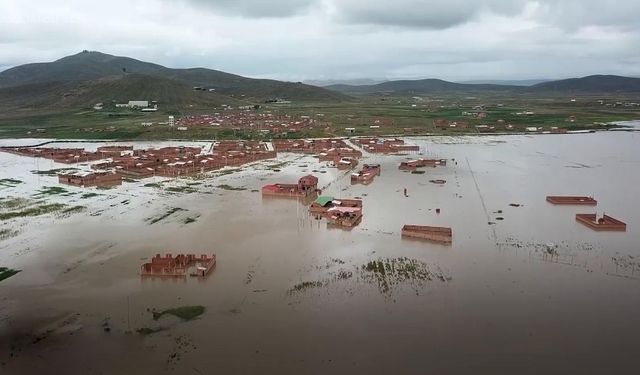 Bolivya'da sel felaketi nedeniyle binlerce kişi evlerini terk etti