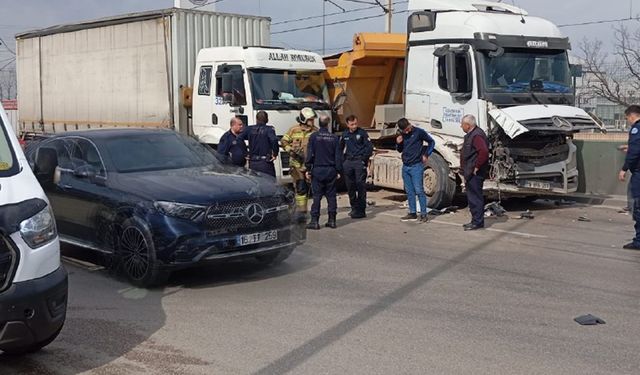 Bursa'da hafriyat kamyonu ile nakliye kamyonu çarpıştı: 1 yaralı