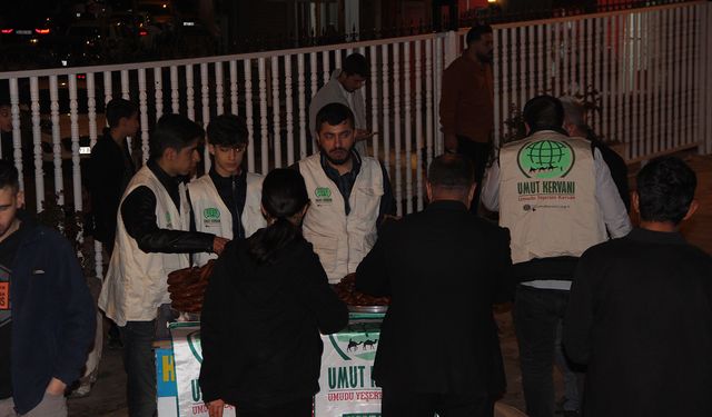 Cizre Umut Kervanı Kadir Gecesi münasebetiyle tatlı dağıttı