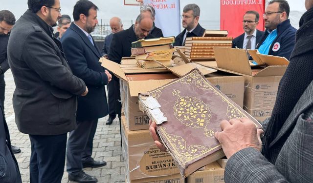 Depremde hasar gören Kur'an-ı Kerim'ler yenileniyor