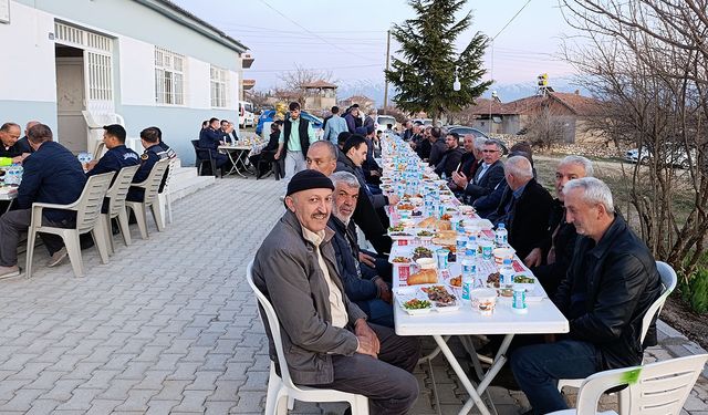 İmam ve muhtarın girişimiyle ilk kez köy halkı iftar sofrasında buluştu