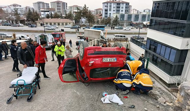 İstinat duvarına çarpan otomobil ters döndü: 1 yaralı