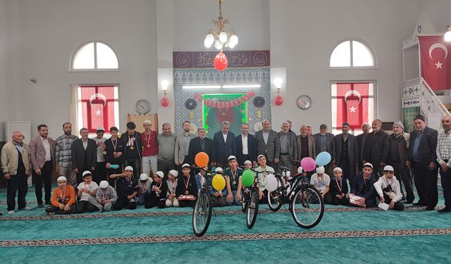 Malatya'da teravih ve mukabeleye katılan çocuklar ödüllendirildi